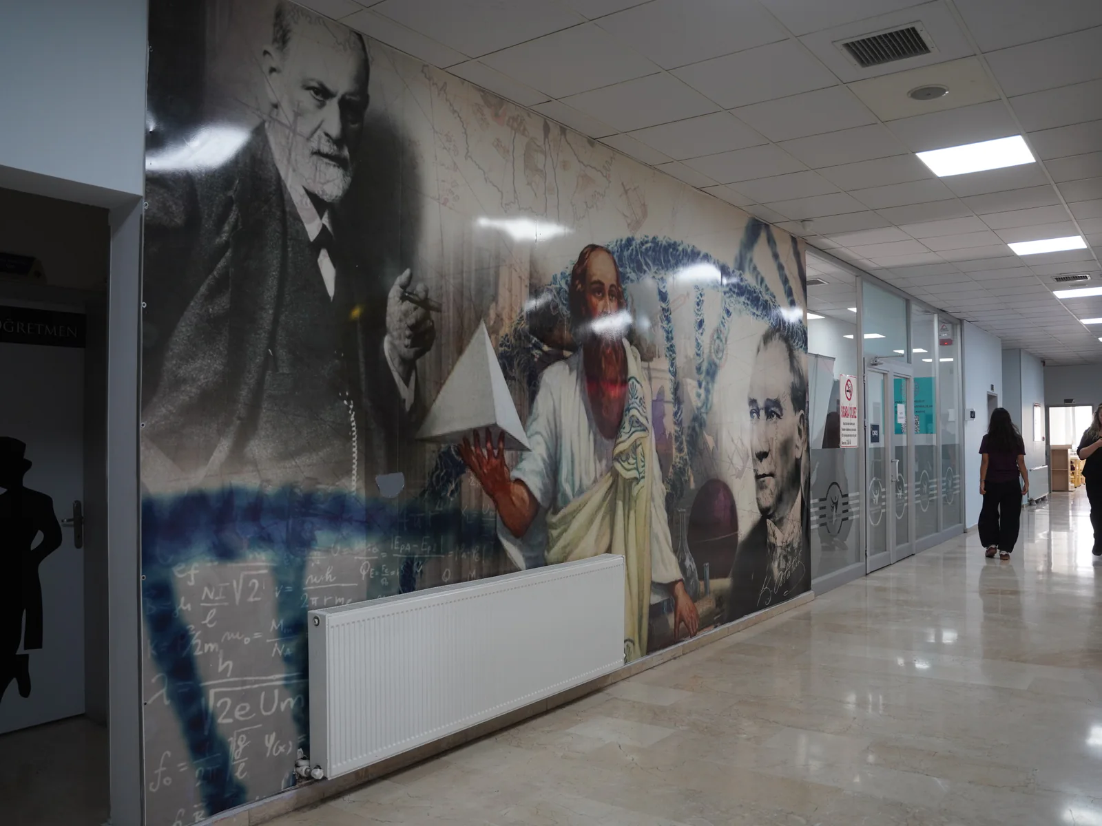 Ortadoğulular Eryaman'daki Atatürk portreli kurum koridoru