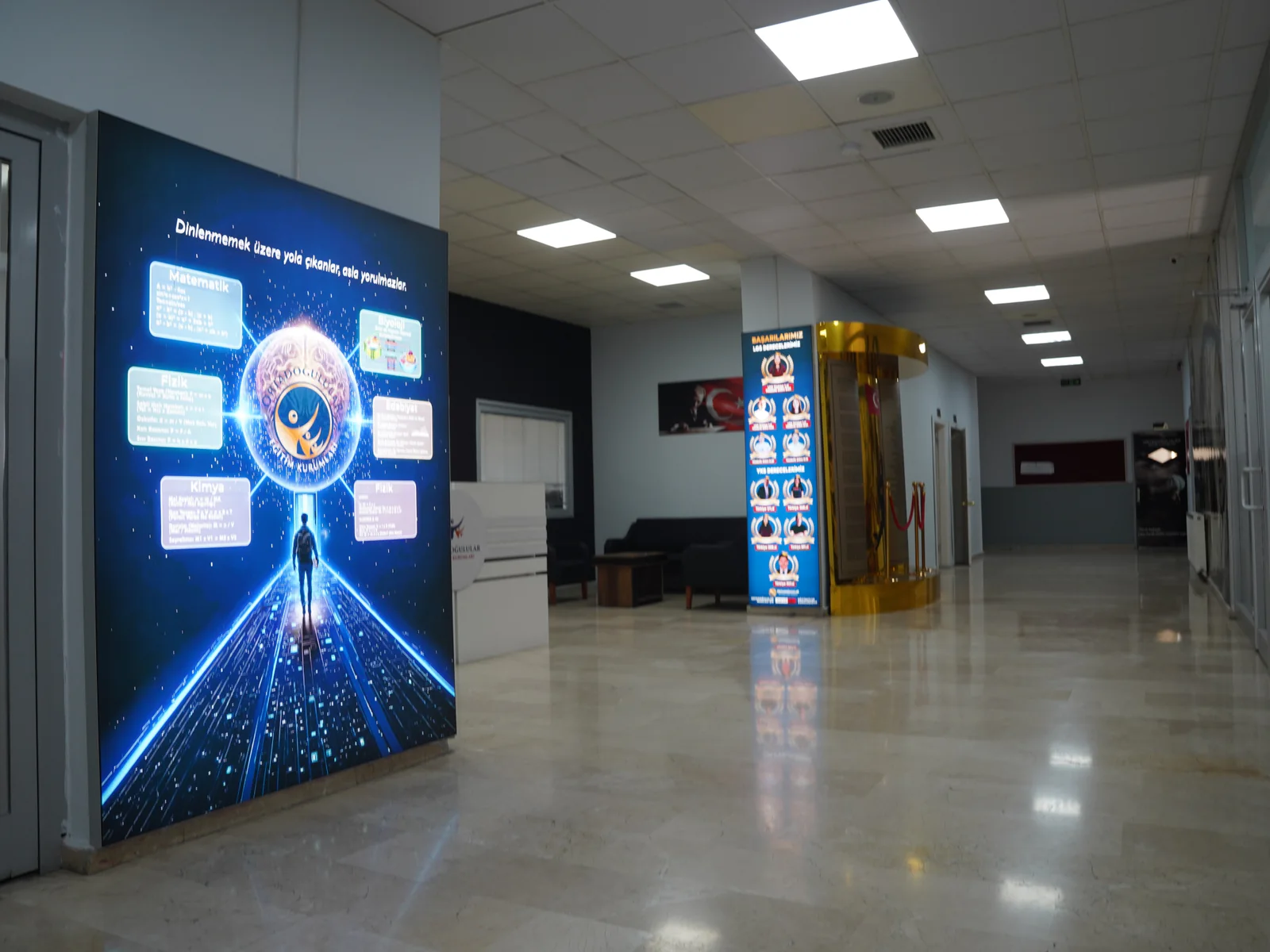 Eryaman yerleşkesindeki lobi ve bilgilendirme ekranı